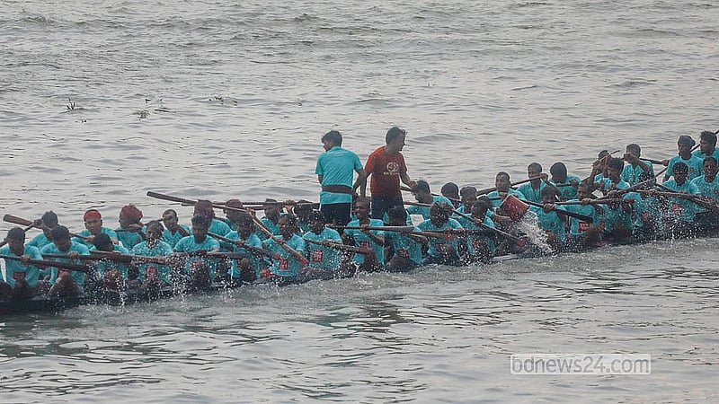 রাজধানী ঢাকার ৪১৬ বছর পূর্তি উপলক্ষে বুড়িগঙ্গা নদীতে নৌকা বাইচ প্রতিযোগিতায় অংশ নেয় ৪৮ মাঝি