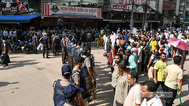 আইনশৃঙ্খলা রক্ষাকারী বাহিনীর সদস্যরা সোমবার ইসলামী ব্যাংকের প্রধান কার্যালয়ের সামনে চাকরিচ্যুত কর্মকর্তা-কর্মচারী ও সচেতন গ্রাহক ফোরামের সদস্যদের সরিয়ে দেয়।