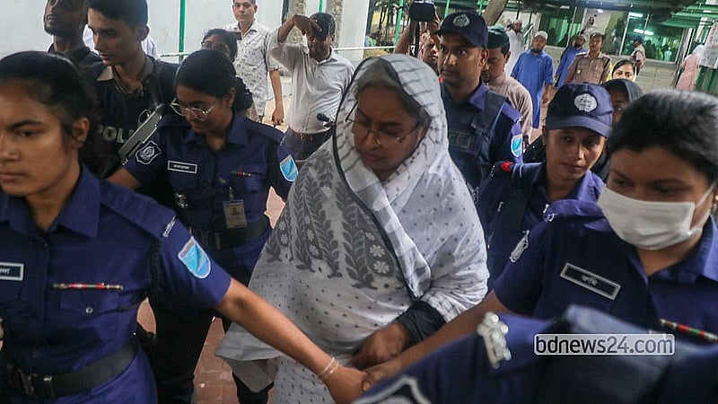 শেষবারের মত স্বামীকে দেখে গুলশানের আজাদ মসজিদ থেকে বেরিয়ে আসেন আওয়ামী লীগ নেতা ও সাবেক মন্ত্রী দীপু মনি