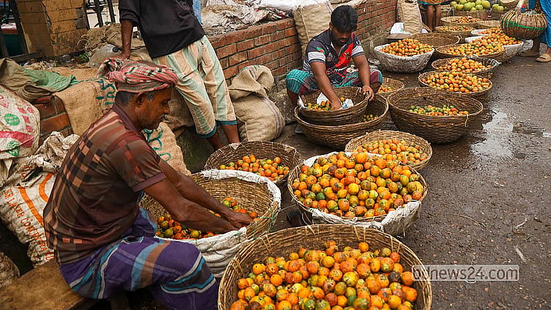 পুরান ঢাকার শ্যামবাজারের পাইকারি আড়তে সুপারি আসে মূলত বরিশাল থেকে