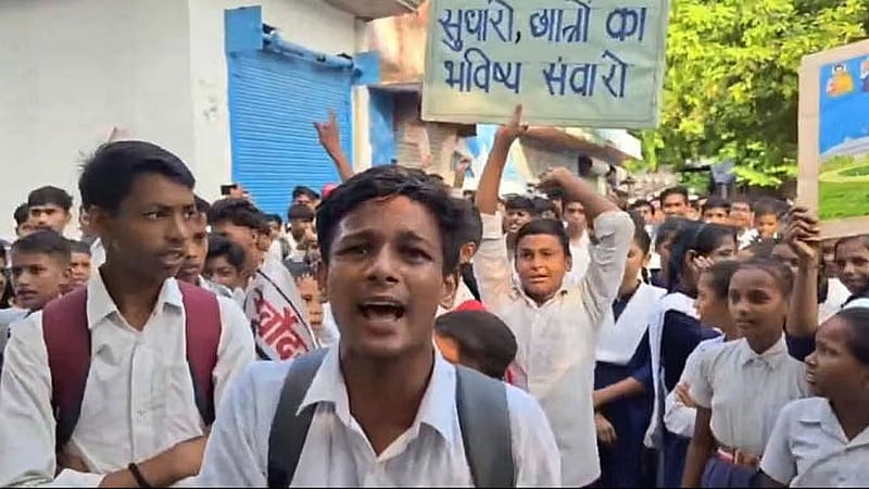 উত্তর প্রদেশের ফতেহপুর জেলার সর্বদয়া ইন্টার কলেজের শিক্ষার্থীদের আন্দোলন। ছবি: দ্য প্রিন্ট। 