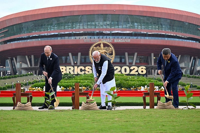 ব্রিকস সম্মেলনে গাছের চারা রোপণ করছেন রাশিয়ার প্রেসিডেন্ট ভ্লাদিমির পুতিন, ভারতের প্রধানমন্ত্রী নরেন্দ্র মোদী ও চীনের প্রেসিডেন্ট শি জিনপিং। ছবি: ভারতের প্রেস ইনফরমেশন ব্যুরো/রয়টার্স