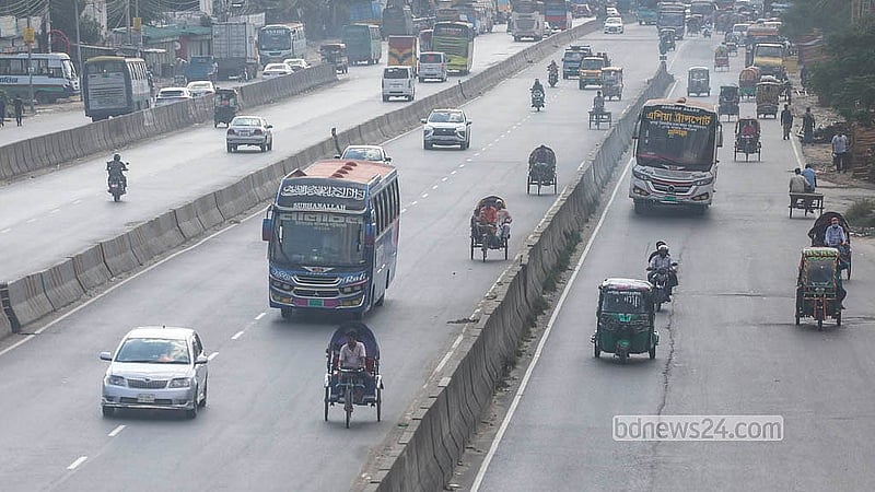 ঢাকা-চট্টগ্রাম মহাসড়কের দ্রুতগতির লেইনে ওঠার নিয়ম না থাকলেও মানছে না ব্যাটারিচালিত রিকশা চালকরা। ফলে মাঝেমধ্যেই ঘটছে দুর্ঘটনা