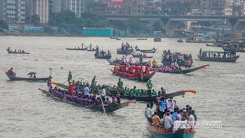 রাজধানী ঢাকার ৪১৬ বছর পূর্তি উপলক্ষে ঢাকা দক্ষিণ সিটি করপোরেশনের উদ্যোগে শুক্রবার বুড়িগঙ্গা নদীতে হয়েছে নৌকা বাইচ