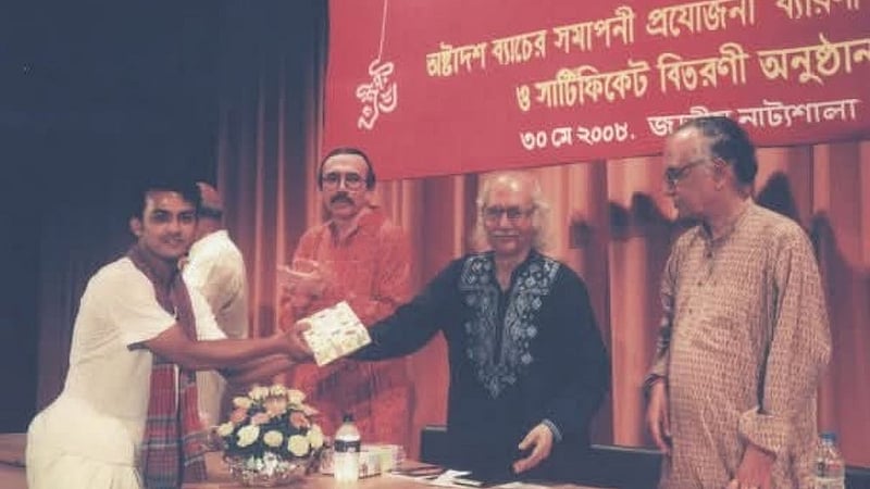 কবীর স্যারের হাত থেকে আমার পুরস্কার গ্রহণ।