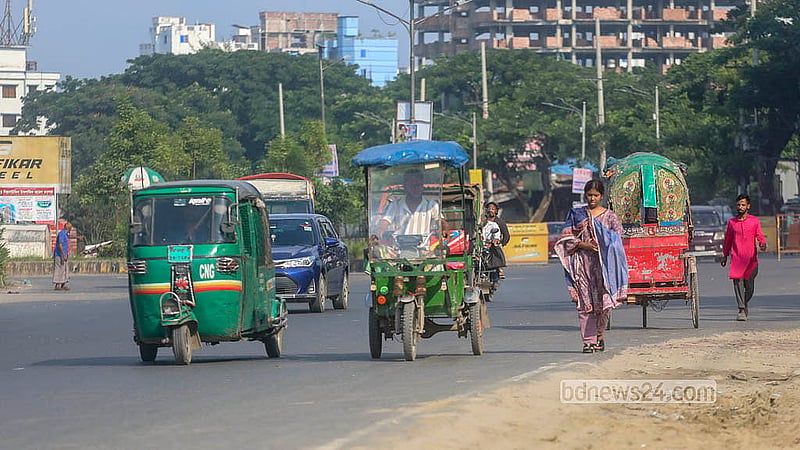 ঢাকা-চট্টগ্রাম মহাসড়কের মাতুয়াইল এলাকায় মূল সড়কে ওঠার নিয়ম না থাকলেও ব্যাটারিচালিত এসব রিকশা চলছে মহাসড়কে