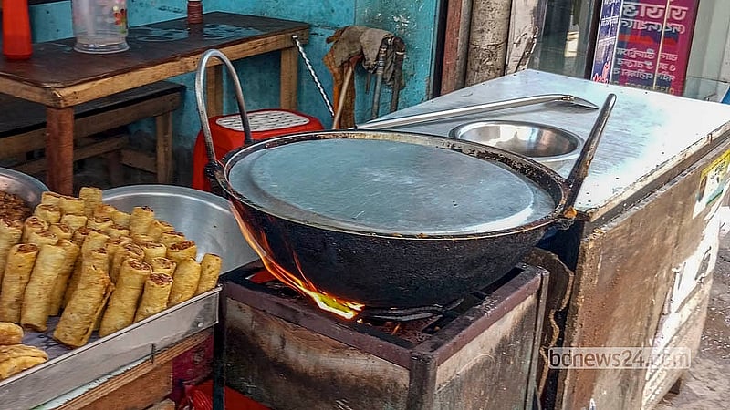 রাজধানীর কড়াইল বস্তির বউ বাজার এলাকায় একটি হোটেলে রান্না হচ্ছে তিতাস গ্যাসের অবৈধ সংযোগে