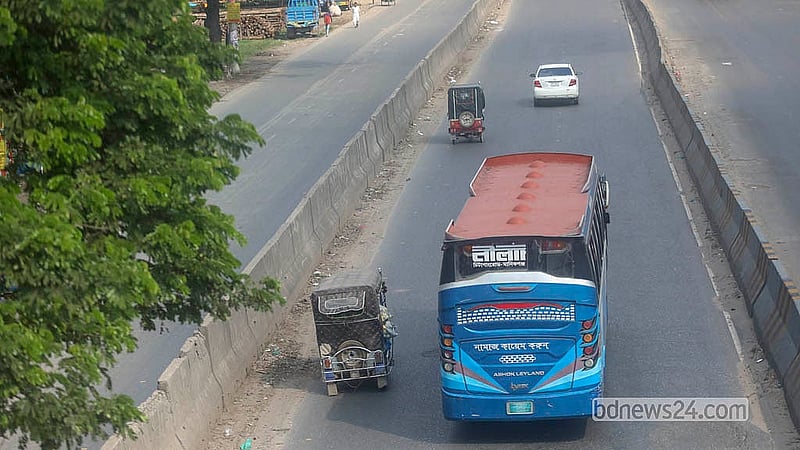 ঢাকা-চট্টগ্রাম মহাসড়কের সাইনবোর্ড এলাকায় দ্রুতবেগে চলা যানবাহনের পাশাপাশি ঝুঁকি নিয়ে চলছে ব্যাটারিচালিত রিকশা