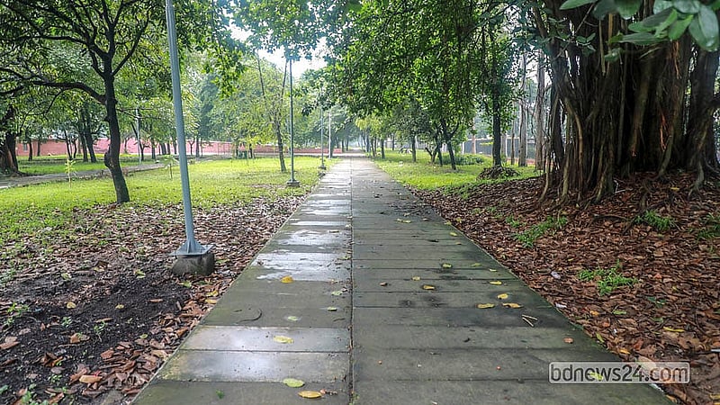 সংস্কারের অংশ হিসেবে ঢাকার ওসমানী উদ্যানে তৈরি করা হয়েছে পায়ে হাঁটার সড়ক