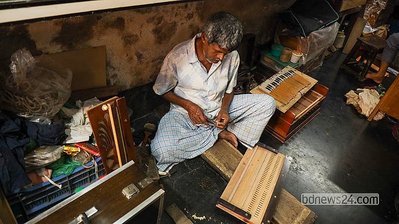 পুরান ঢাকার শাঁখারীবাজারে নিপুণ হাতে বাদ্যযন্ত্র তৈরি করছে এক কারিগর