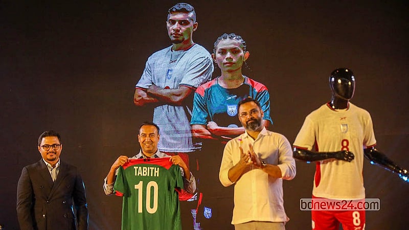 বাংলাদেশ ফুটবল ফেডারেশনের (বাফুফে) সভাপতি তাবিথ আউয়ালের হাতে তুলে দেওয়া হয় জাতীয় দলের স্মারক জার্সি