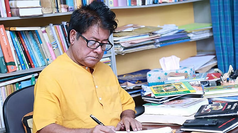 লেখায় মগ্ন মামুনুর রশীদ।