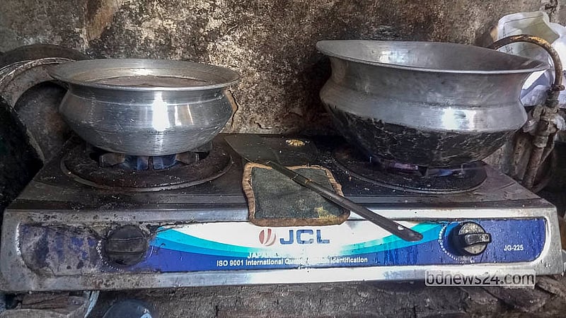 রাজধানীর কড়াইল বস্তিতে তিতাস গ্যাসের অবৈধ সংযোগে মাস প্রতি ডাবল চুলায় নেওয়া হয় এক হাজার টাকা, আর সিঙ্গেল চুলায় নেওয়া হয় ৫০০ থেকে ৬০০ টাকা