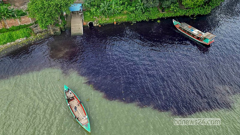 রাজধানীর শ্যামপুরে কলকারখানার রাসায়নিক মিশ্রিত পানি ফেলা হচ্ছে বুড়িগঙ্গা নদীতে