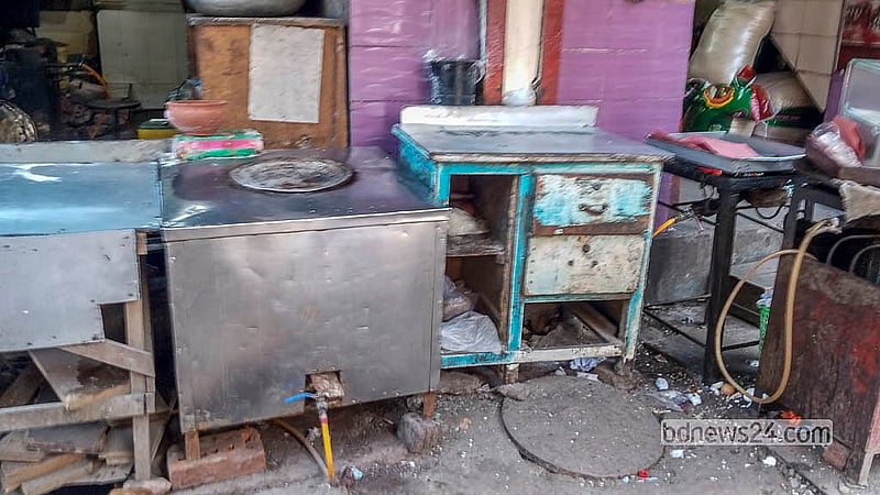 রাজধানীর কড়াইল বস্তির জামাই বাজার এলাকায় হোটেলের চুলায় তিতাস গ্যাসের অবৈধ সংযোগ। চুলার আকার ও সংযোগ অনুযায়ী বিল নেওয়া হয় ১ হাজার থেকে ৩ হাজার টাকা