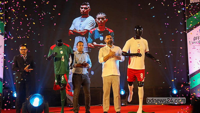 জাতীয় ক্রীড়া পরিষদ অডিটোরিয়ামে মঙ্গলবার যুব ও ক্রীড়া প্রতিমন্ত্রী আমিনুল হক এবং বাংলাদেশ ফুটবল ফেডারেশনের (বাফুফে) সভাপতি তাবিথ আউয়ালের উপস্থিতিতে উন্মোচন করা হয় নতুন হোম ও অ্যাওয়ে জার্সি