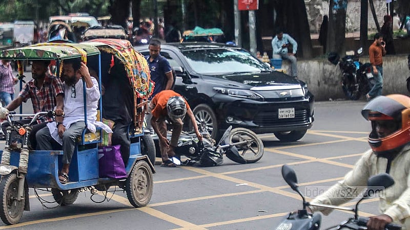 ঢাকা বিশ্ববিদ্যালয় এলাকায় সোমবার ব্যাটারিচালিত রিকশার সঙ্গে সংঘর্ষের পর সড়কে পড়ে যান এক মোটরসাইকেল চালক