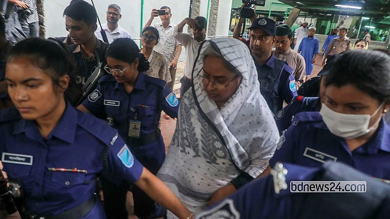শেষবারের মত স্বামীকে দেখে গুলশানের আজাদ মসজিদ থেকে বেরিয়ে আসেন আওয়ামী লীগ নেতা ও সাবেক মন্ত্রী দীপু মনি