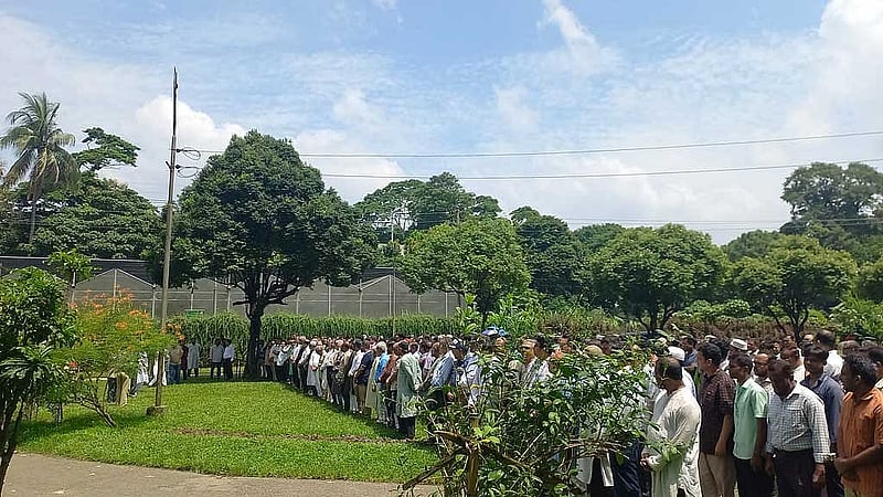 বৃহস্পতিবার বেলা ১১টায় ঢাকা বিশ্ববিদ্যালয় কার্জন হল প্রাঙ্গণে সিরাজুল হকের জানাজা হয়।