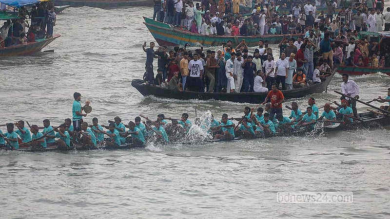 দর্শনার্থীদের ট্রলার ও নৌকার কারণে শুক্রবার বুড়িগঙ্গা নদীতে নৌকা বাইচ প্রতিযোগিতায় বেগ পেতে হয়েছে