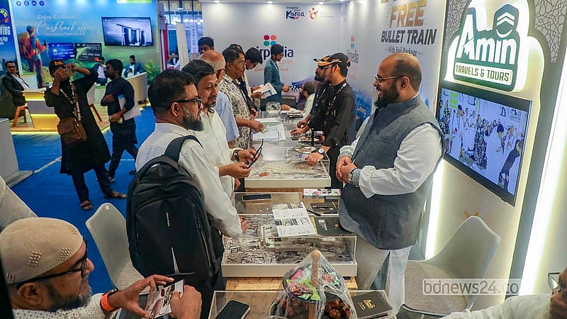 ঢাকার হোটেল ইন্টারকন্টিনেন্টালে পর্যটন মেলায় হজের বিভিন্ন প্যাকেজ ও অফার দিচ্ছে স্টলগুলো