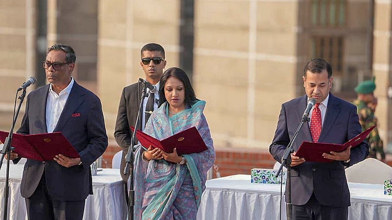 জাতীয় সংসদ ভবনের দক্ষিণ প্লাজায় মঙ্গলবার দেশের একাদশ প্রধানমন্ত্রী হিসেবে বিএনপি চেয়ারম্যান তারেক রহমানের শপথ নেওয়ার পর শপথ নেন প্রতিমন্ত্রীরা