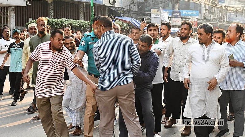 ইসলামী ব্যাংকের প্রধান কার্যালয়ের সামনে সোমবার চাকরিচ্যুত কর্মকর্তা ও সচেতন গ্রাহক ফোরামের সদস্যদের মধ্যে সংঘর্ষ ও ধাওয়া পাল্টা ধাওয়ার ঘটনা ঘটে।