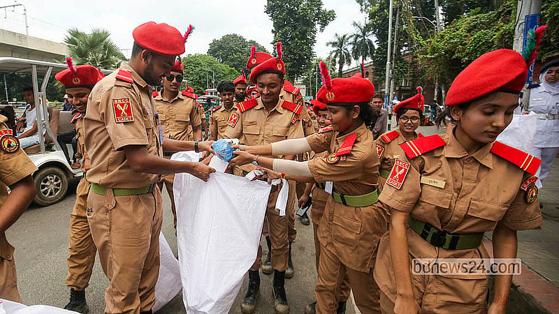দেশজুড়ে তিন মাসব্যাপী ডেঙ্গু প্রতিরোধ ও পরিচ্ছন্নতা অভিযান কর্মসূচির অংশ হিসেবে শনিবার ঢাকার দোয়েল চত্বর এলাকায় পরিচ্ছন্নতা কার্যক্রমে অংশ নেন বাংলাদেশ ন্যাশনাল ক্যাডেট কোরসহ বিভিন্ন স্বেচ্ছাসেবী সংগঠনের সদস্যরা। এডিস মশার প্রজননস্থল ধ্বংস ও জনসচেতনতা বাড়াতে রাস্তাঘাট পরিষ্কার করছেন তারা।