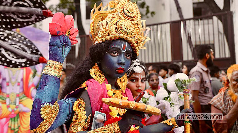 শ্রীকৃষ্ণের জন্মতিথিতে শুক্রবার রাজধানীর পলাশীর মোড়ে শোভাযাত্রায় বিভিন্ন সাজে আসেন সনাতন ধর্মাবলম্বীরা