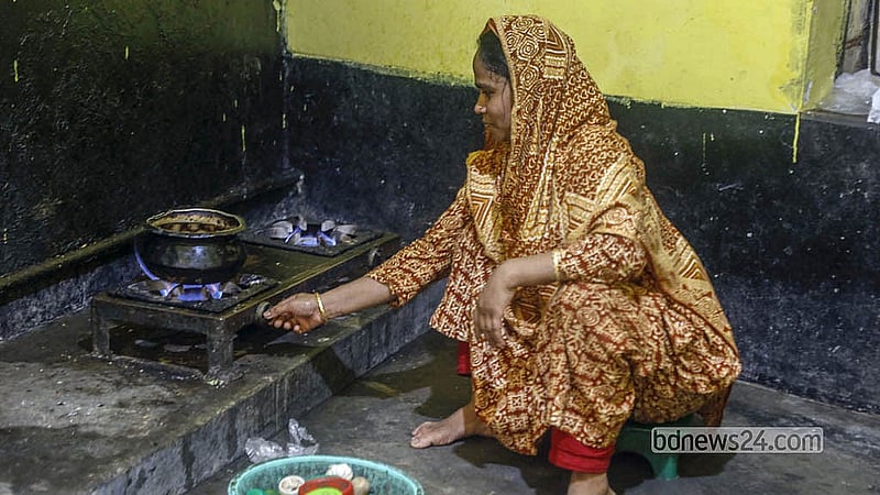 প্রচণ্ড গরমের মধ্যে রান্না করতে গিয়ে চুলার উত্তাপে শরীর চুইয়ে ঘাম ঝরে, তবুও এই কাজ ছাড়া তাদের উপায় নেই।