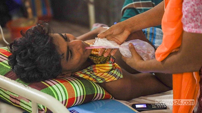 ডেঙ্গু নিয়ে ঢাকার মুগদা মেডিকেল কলেজ হাসপাতালে ভর্তি এক রোগীকে ডাবের পানি খাওয়ানো হচ্ছে