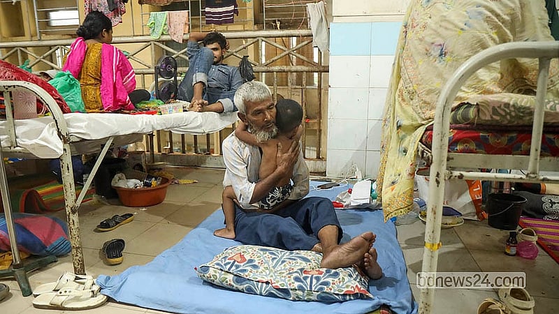 ঢাকার মুগদা মেডিকেল কলেজ হাসপাতালে চিকিৎসা নিচ্ছেন হামে আক্রান্ত শিশুরা