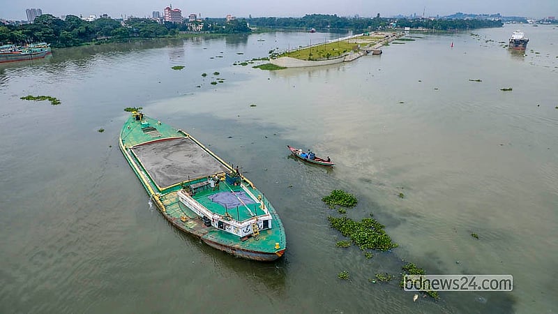 বালু নদী দিয়ে আসা কলকারখানার বজ্য মিশ্রিত কালো পানি মিশছে শীতলক্ষা নদীতে। ডেমরা ব্রিজ থেকে তোলা
