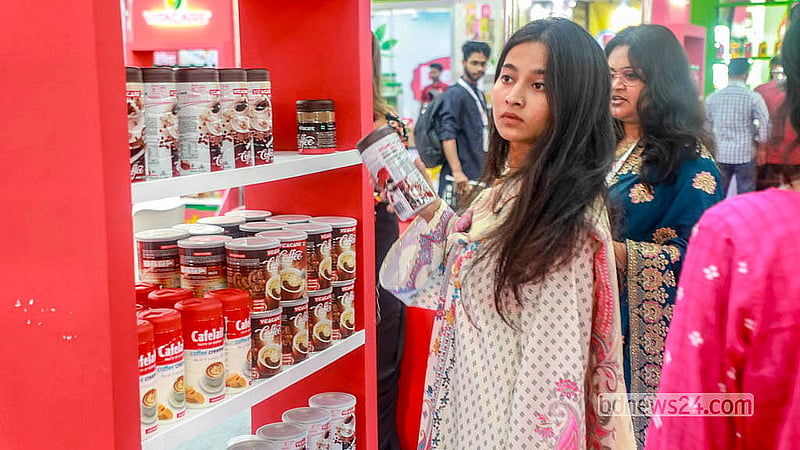 রাজধানীর ইন্টারন্যাশনাল কনভেনশন সিটি বসুন্ধরায় ফুডপ্রো এক্সপোতে দেশি-বিদেশি নানা খাদ্যপণ্য দেখছেন দর্শনার্থীরা