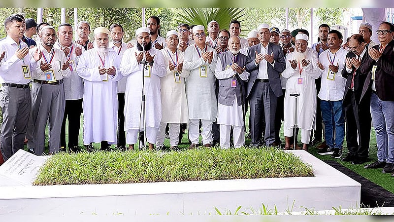 ঠাকুরগাঁওয়ে সেনুয়া কবরস্থানে রোববার মা-বাবার কবর জিয়ারত করেন রাষ্ট্রপতি মির্জা ফখরুল ইসলাম আলমগীর