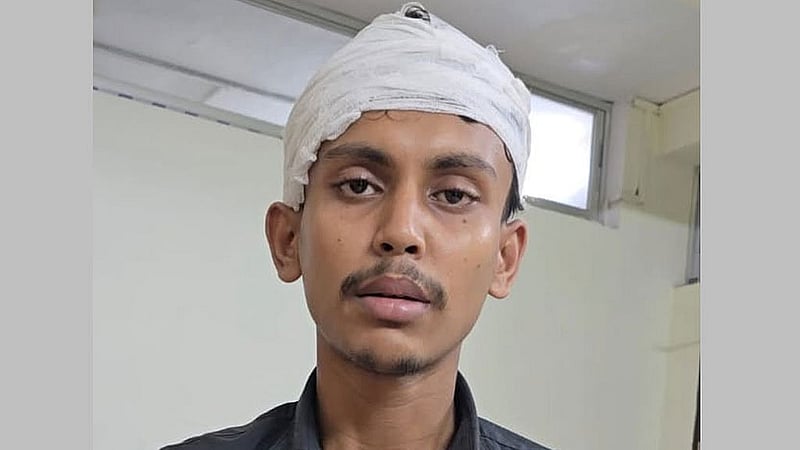 অধ্যাপক আসাদুর রহমানের ওপর হামলার ঘটনার সময় স্থানীয় লোকজন এ যুবককে আটক করে পুলিশে দেন।