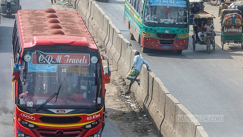 ঢাকার রায়েরবাগ এলাকায় পদচারী সেতু থাকলেও ঝুঁকি নিয়ে ঢাকা-চট্টগ্রাম মহাসড়ক পার হচ্ছে লোকজন