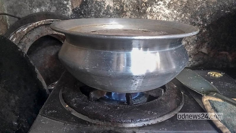 রাজধানী জুড়ে তিতাস গ্যাসের তীব্র সংকট থাকলেও কড়াইল বস্তিতে নেই সংকট। বাসিন্দারা জানান রাত ১০টা থেকে ভোর পর্যন্ত গ্যাসের চাপ থাকে বেশি, আর দিনের বেলা চাপ থাকে কম