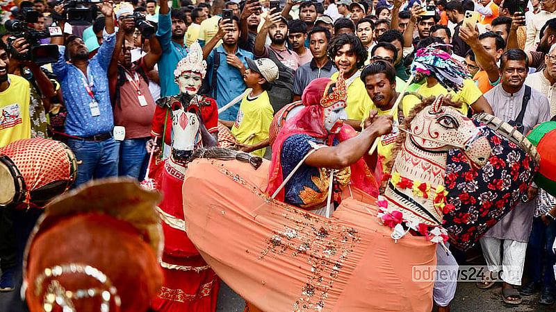 নেচে-গেয়ে শুক্রবার শ্রীকৃষ্ণের জন্মতিথি উদযাপন করেন সনাতন ধর্মাবলম্বীরা