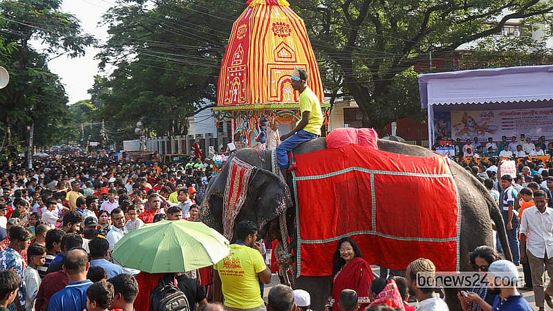 শ্রীকৃষ্ণের জন্মতিথিতে শোভাযাত্রায় হাতি ঘোড়া নিয়ে অংশ নেন সনাতন ধর্মাবলম্বীরা