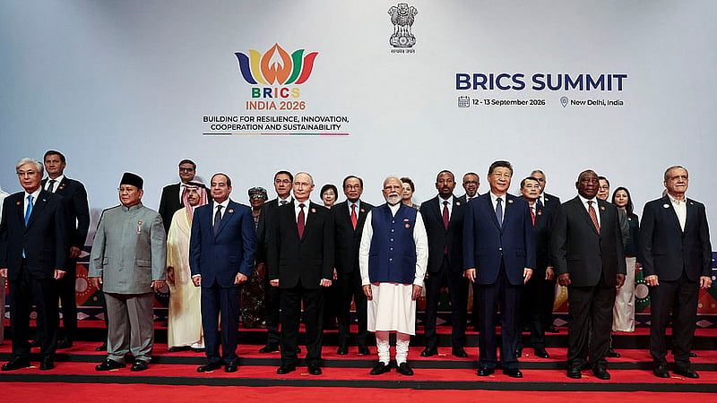 ভারতের নয়া দিল্লিতে ব্রিকস সম্মেলনের সমাপনী দিন রোববার গ্রুপ ছবিতে কাজাখস্তানের প্রেসিডেন্ট কাসিম-জোমার্ট তোকায়েভ, ইন্দোনেশিয়ার প্রেসিডেন্ট প্রাবোও সুবিয়ান্তো, মিসরের প্রেসিডেন্ট আবদেল ফাত্তাহ আল-সিসি, রাশিয়ার প্রেসিডেন্ট ভ্লাদিমির পুতিন, ভারতের প্রধানমন্ত্রী নরেন্দ্র মোদী, চীনের প্রেসিডেন্ট শি জিনপিং, দক্ষিণ আফ্রিকার প্রেসিডেন্ট সিরিল রামাফোসা, ইরানের প্রেসিডেন্ট মাসুদ পেজেশকিয়ান, বুরুন্ডির প্রেসিডেন্ট ইভারিস্ত এনদায়িশিমিয়ে, সৌদি পররাষ্ট্রমন্ত্রী প্রিন্স ফয়সাল বিন ফারহান আল-সউদ, উজবেকিস্তানের উপ-প্রধানমন্ত্রী জামশিদ কুচকারভ, মালয়েশিয়ার প্রধানমন্ত্রী আনোয়ার ইব্রাহিম, ইথিওপিয়ার প্রধানমন্ত্রী আবি আহমেদ এবং ভিয়েতনামের প্রধানমন্ত্রী লে মিন হুংসহ বিভিন্ন দেশের প্রতিনিধি দলের প্রধানরা