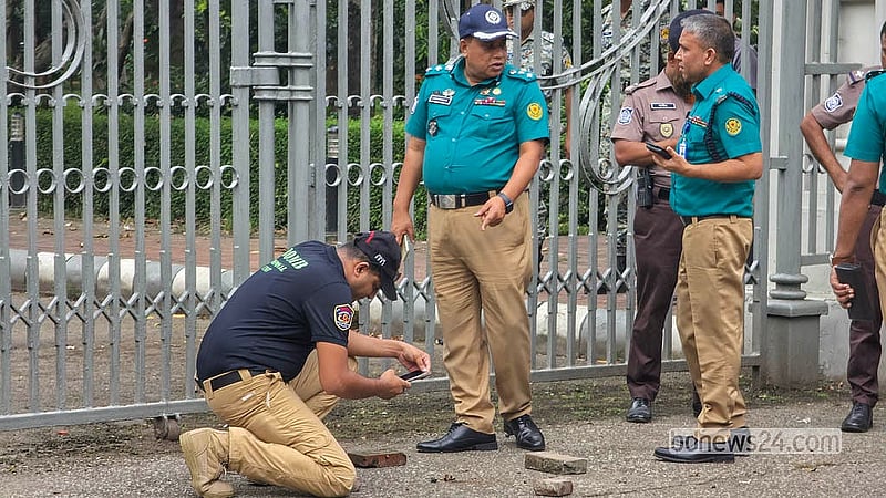সুপ্রিম কোর্টের মূল ফটকের সামনে মঙ্গলার দুপুরে হাতবোমার বিস্ফোরণের পর ঘটনাস্থল পরিদর্শন করে আলামত সংগ্রহ করেন ডিএমপির বোম ডিসপোজাল ইউনিটের সদস্যরা
