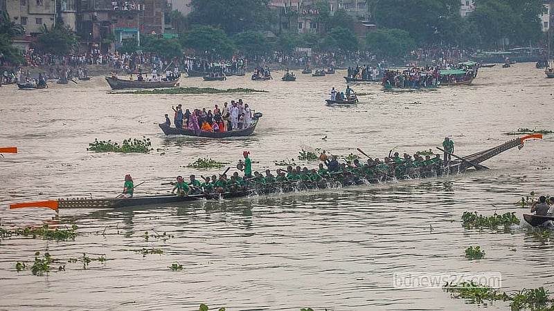 রাজধানী ঢাকার ৪১৬ বছর পূর্তি উপলক্ষে বুড়িগঙ্গা নদীতে নৌকা বাইচ প্রতিযোগিতায় অংশ নেয় ৪৮ মাঝি