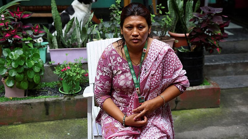 নয় দিন জলবিদ্যুৎ প্রকল্পের টানেলে আটকে থাকার পর জীবিত উদ্ধার কবির মহার্জনের স্ত্রী হীরা শোভা মহার্জন। ছবি: অনুশ্রী ফাদনাভিস/রয়টার্স