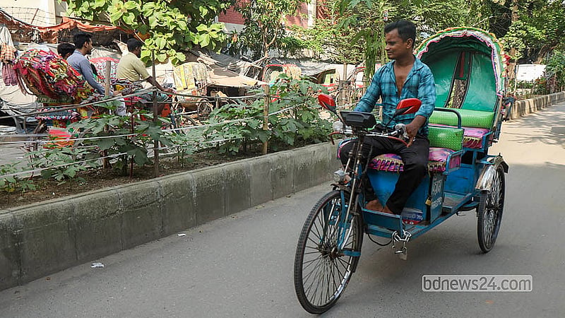 রাজধানীর তেজগাঁও এলাকা দিয়ে রিকশা চালিয়ে যাচ্ছেন একজন, যার পাশেই সড়ক বিভাজকে শোভা পাচ্ছে সবজি খেত