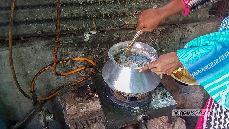 রাজধানী জুড়ে তিতাস গ্যাসের তীব্র সংকট থাকলেও কড়াইল বস্তিতে নেই সংকট। বাসিন্দারা জানান রাত ১০টা থেকে ভোর পর্যন্ত গ্যাসের চাপ থাকে বেশি, আর দিনের বেলা চাপ থাকে কম