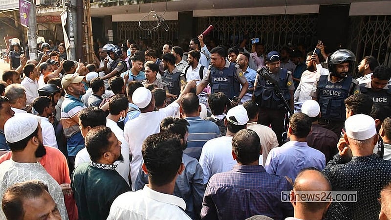 আইনশৃঙ্খলা রক্ষাকারী বাহিনীর সদস্যরা সোমবার ইসলামী ব্যাংকের প্রধান কার্যালয়ের সামনে চাকরিচ্যুত কর্মকর্তা-কর্মচারী ও সচেতন গ্রাহক ফোরামের সদস্যদের সরিয়ে দেয়।