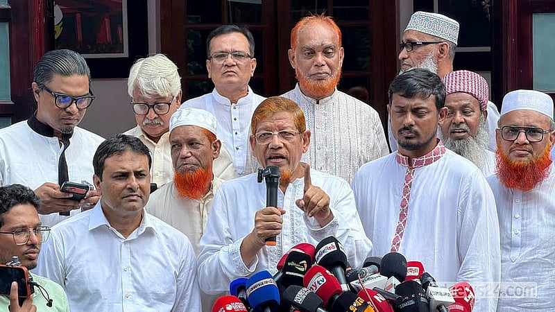 জ্বালানি সংকট নিরসনসহ নানা দাবিতে ১৯ সেপ্টেম্বর ঢাকা থেকে রংপুর পর্যন্ত লং মার্চ করবে জামায়াতে ইসলামী নেতৃত্বাধীন ১১ দলীয় ঐক্য। এ কর্মসূচি সামনে রেখে রোববার বিরোধীদলীয় নেতার সরকারি বাসভবনে বৈঠক শেষে সংবাদ সম্মেলনে আসেন জোটের নেতারা।
