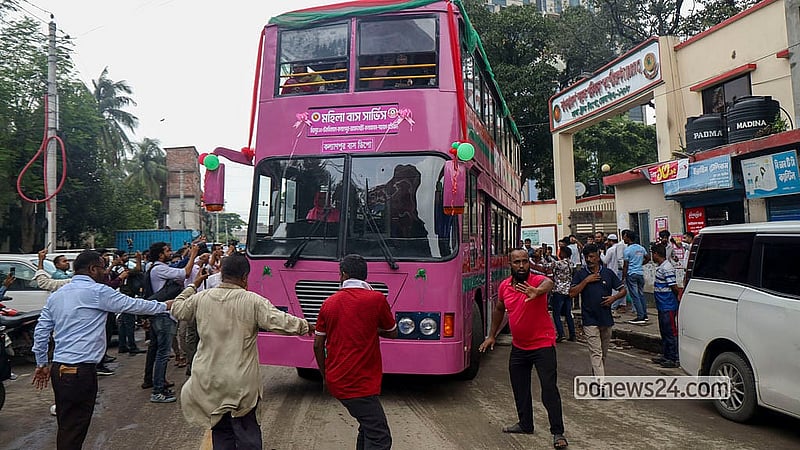 রাজধানীর তেজগাঁওয়ে বিআরটিসি ট্রাক ডিপো প্রাঙ্গণে মঙ্গলবার গোলাপি বাস সেবা উদ্বোধন করা হয়