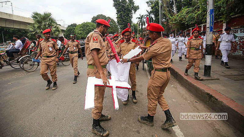 দেশজুড়ে তিন মাসব্যাপী ডেঙ্গু প্রতিরোধ ও পরিচ্ছন্নতা অভিযান কর্মসূচির অংশ হিসেবে শনিবার ঢাকার দোয়েল চত্বর এলাকায় পরিচ্ছন্নতা কার্যক্রমে অংশ নেন বাংলাদেশ ন্যাশনাল ক্যাডেট কোরসহ বিভিন্ন স্বেচ্ছাসেবী সংগঠনের সদস্যরা। এডিস মশার প্রজননস্থল ধ্বংস ও জনসচেতনতা বাড়াতে রাস্তাঘাট পরিষ্কার করছেন তারা।
